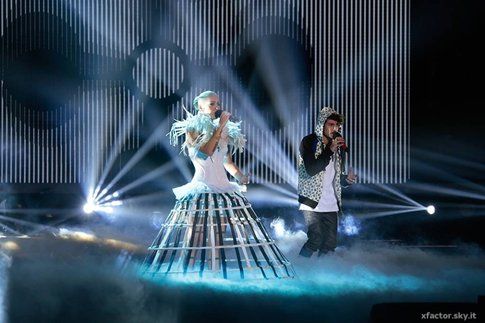 Francesca (che duetta nei Komminuet) durante il primo live di XFactor! - fonte: xfactor.sky.it