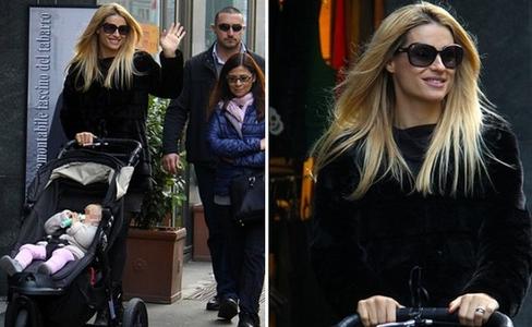 Michelle Hunziker a passeggio con la piccola Sole