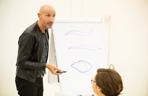 Rajan mentre spiega alle ragazze i segreti per stendere perfettamente l'eye-liner