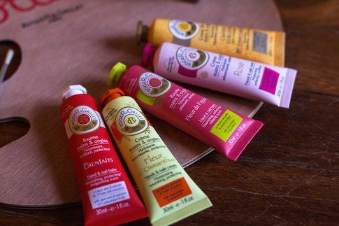 La crema mani di Roger&Gallet è perfetta per idratare fino a 24 ore la pelle, non unge  ed è perfetta da tenere in borsa