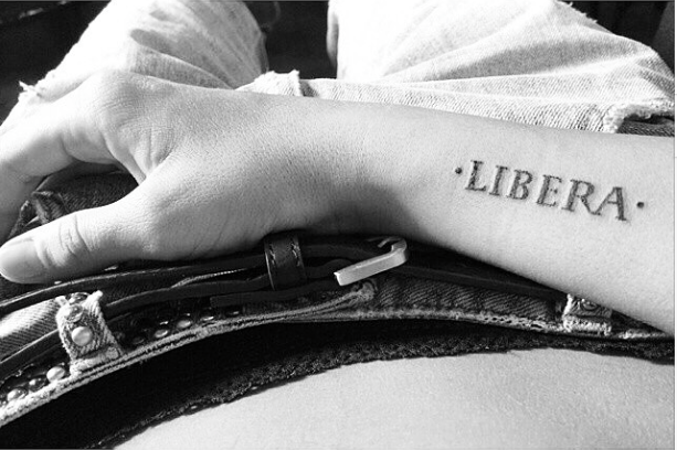 Chiara Biasi è "libera": il significato segreto del suo tatuaggio