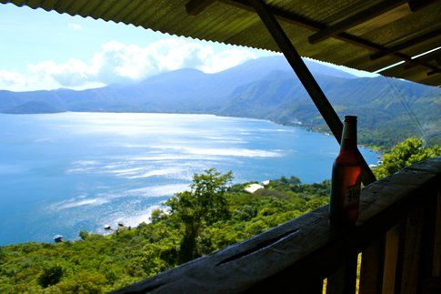 Vista al Lago Coatepeque, da uno dei bar lungo la strada