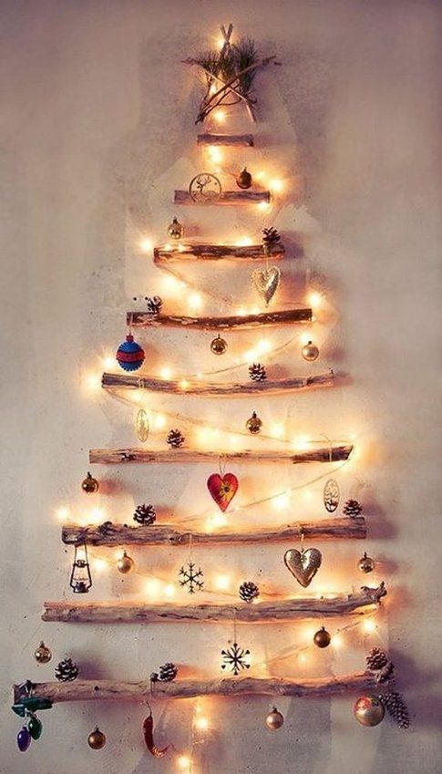Albero di Natale con rami a parete - foto Pinterest.com