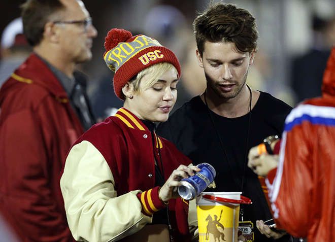 Miley Cyrus esce allo scoperto con il figlio di Schwarzenegger