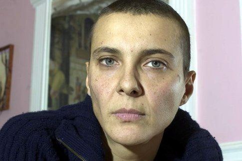Rosalinda Celentano paparazzata mentre bacia un uomo