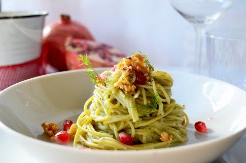 Spaghetti di quinoa al prezzemolo con crema di finocchio, noci e melograno. Ricetta e foto di Roberta Castrichella.