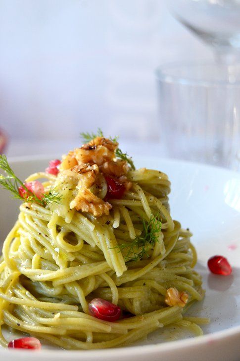 Spaghetti di quinoa al prezzemolo con crema di finocchio, noci e melograno. Ricetta e foto di Roberta Castrichella.