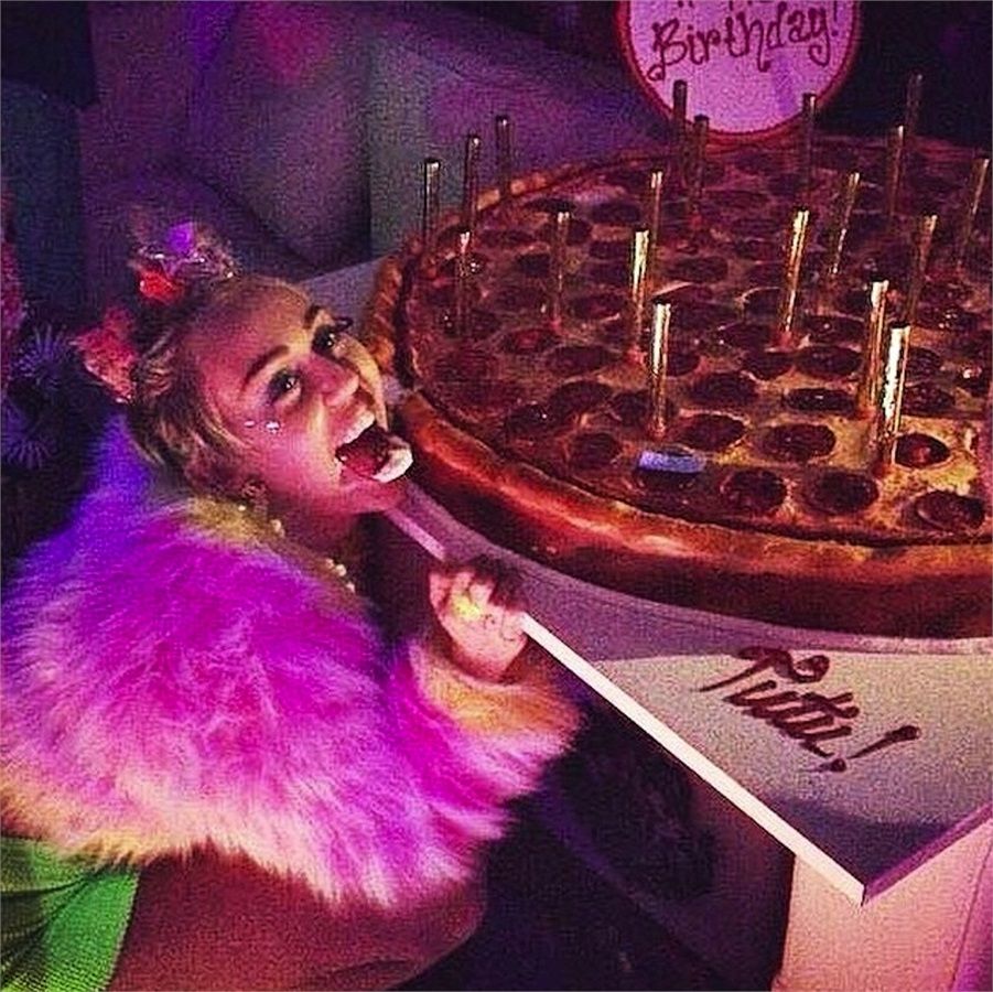 Miley Cyrus e Scarlett Johansson: due compleanni a confronto