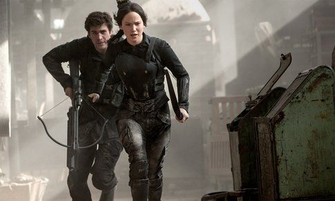 Jennifer Lawrence e Liam Hemsworth in The Hunger Games: Il canto della rivolta