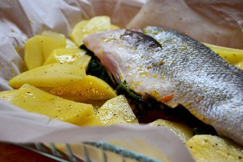 Spigola farcita con spinaci al profumo di arancia. Ricetta e foto di Roberta Castrichella.