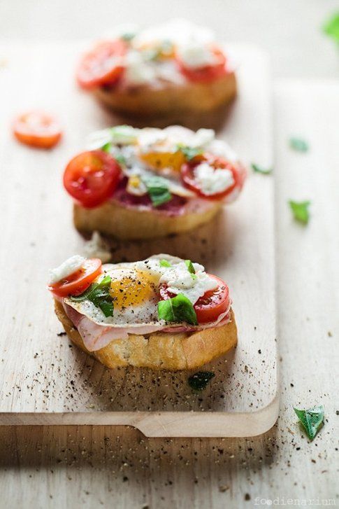 Crostini al bacon e uova di quaglia