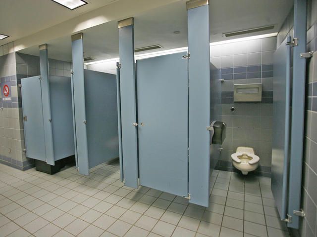 Sedersi sui bagni pubblici non provoca infezioni