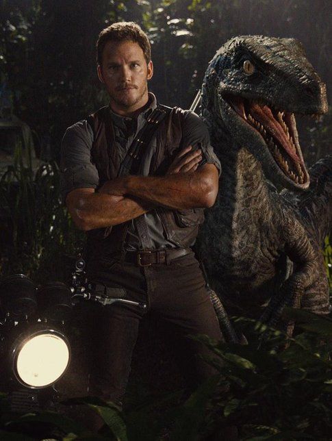 Chris Pratt e un dinosauro di Jurassic World - foto Movieplayer.it