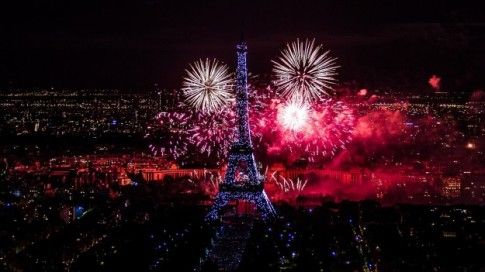 i-fuochi-artificiali-di-capodanno-sulla-torre-eiffel