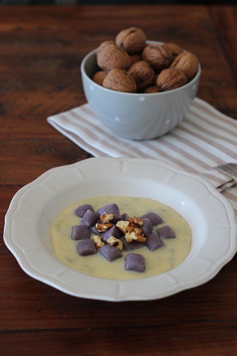 ricetta degli gnocchi viola con gongorzola e noci