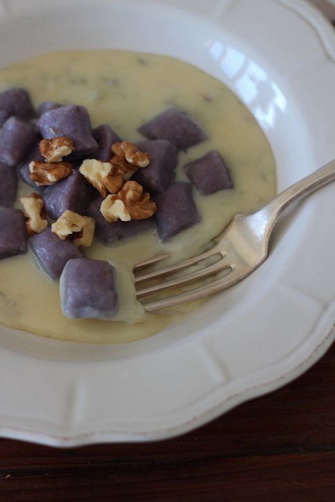 gnocchi viola con gongorzola e noci