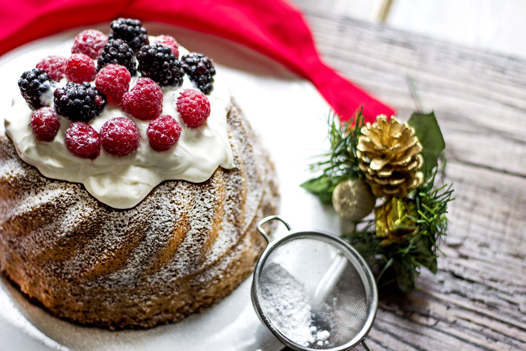 Bundt Cake allo Zenzero fresco con crema di ricotta alla vaniglia e frutti di bosco