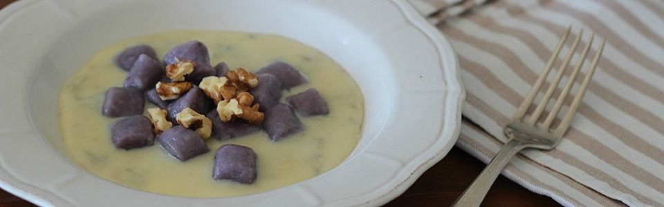 Gnocchi di patate viola con fondo di gongorzola e noci
