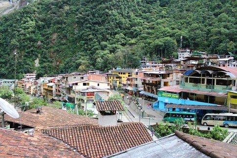 La piccola città di Aguas Calientes, alle pendici del Machu Picchu