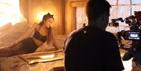 Ariana Grande nel set del video hot di Love me Harder - Fonte: www.directlyrics.com