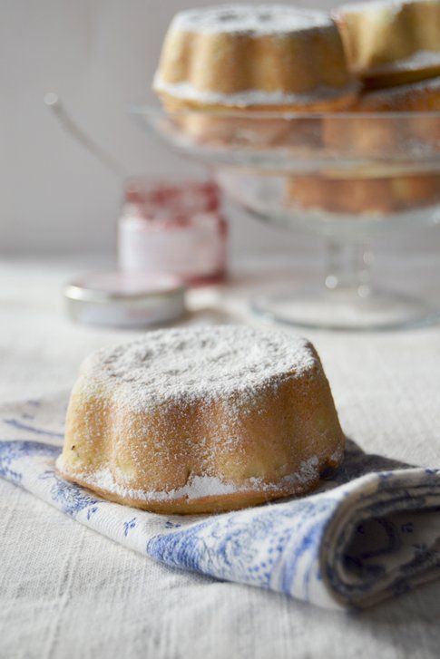 Crostatine ripiene di ricotta e marmellata ai lamponi. Ricetta e foto di Roberta Castrichella.