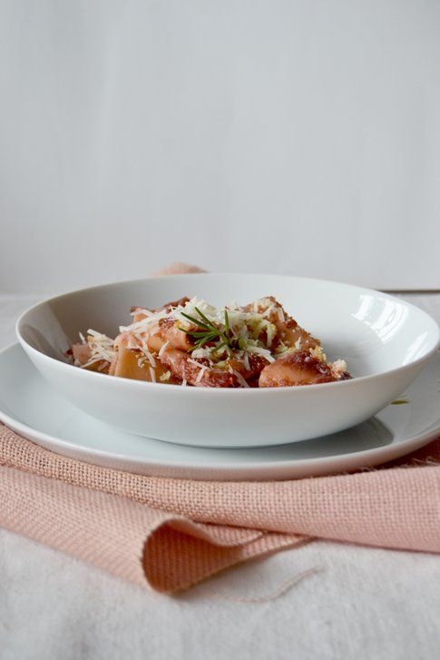 Paccheri con crema di rape rosse e provolone piccante. Ricetta e foto di Roberta Castrichella.