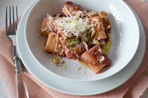 Paccheri con crema di rape rosse e provolone piccante. Ricetta e foto di Roberta Castrichella.