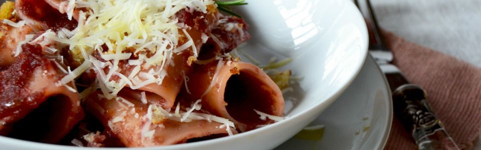 Paccheri con crema di rapa rossa e provolone: la ricetta color marsala