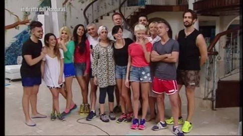 Il cast dell'Isola dei famosi - foto Facebook Isola dei famosi