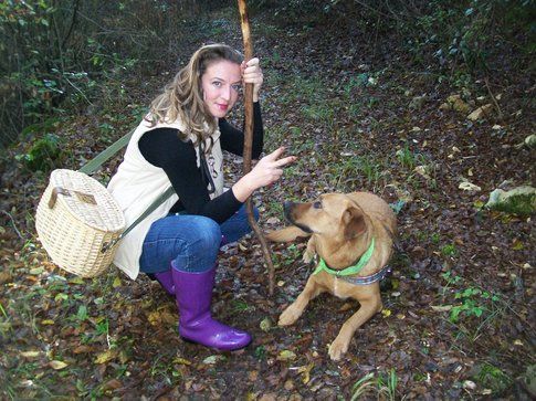 Chiara Zanotti insieme a Sally nel bosco