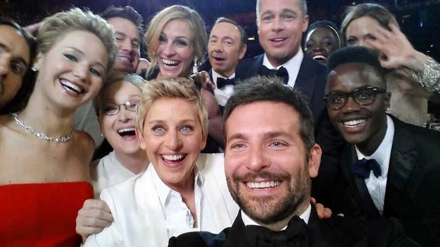 Ellen DeGeneres shows actors, front row from left, Jared Leto, Jennifer Lawrence, Meryl Streep, Ellen DeGeneres, Bradley Cooper, Peter Nyongío Jr.  Channing Tatum, Julia Roberts, Kevin Spacey, Brad Pitt, Lupita Nyongío, Angelina Jolie