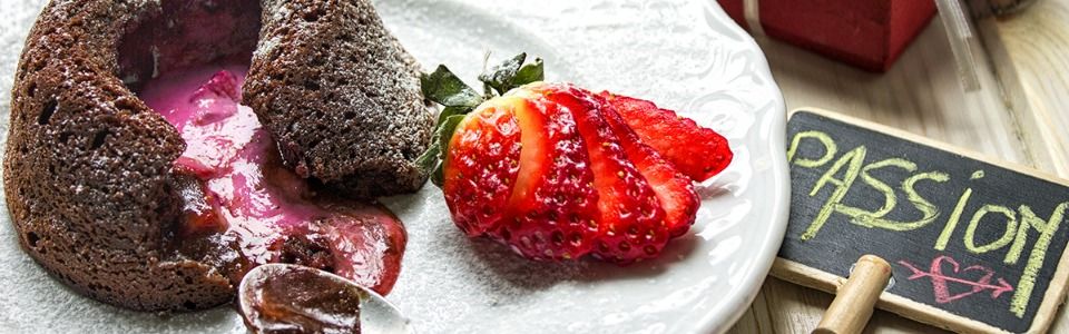 Tortino al cioccolato con cuore fondente alle fragole, panna e Rum