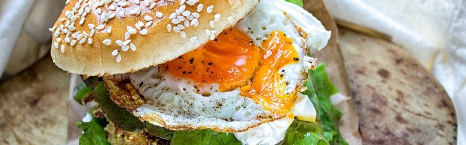 Hamburger di ceci, crema di formaggio e uovo