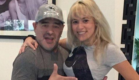 Diego maradona insieme alla fidanzanta