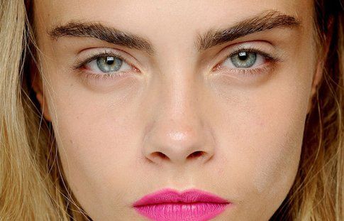 Le sopracciglia incolte di Cara Delevingne