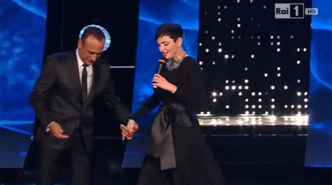 Sanremo 2015: Arisa è caduta da una scala