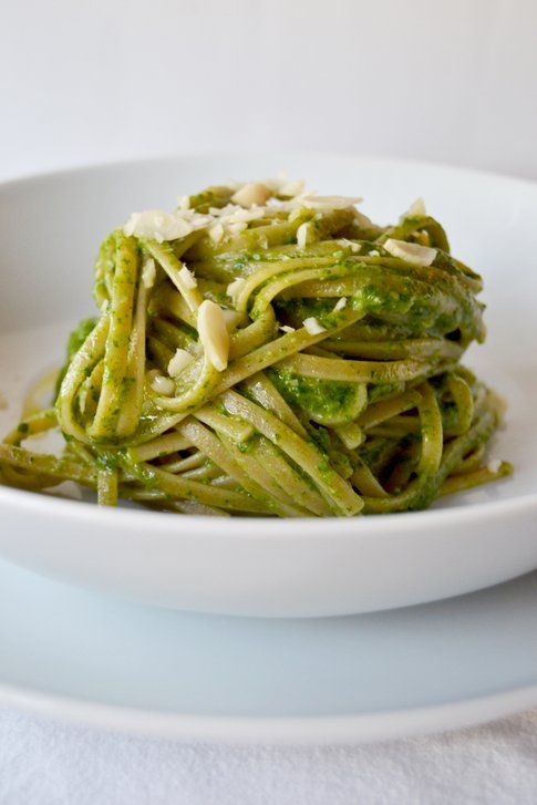 Linguine integrali con pesto di broccoletti e mandorle. Ricetta e foto di Roberta Castrichella.