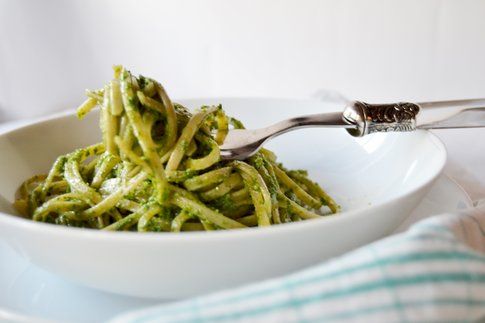 Linguine integrali con pesto di broccoletti e mandorle. Ricetta e foto di Roberta Castrichella.