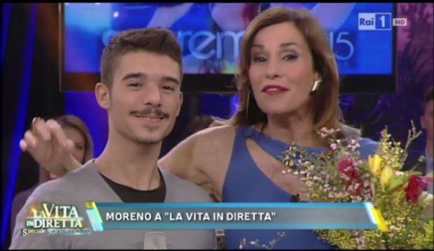 Sanremo 2015: Moreno in ginocchio da Cristina Parodi