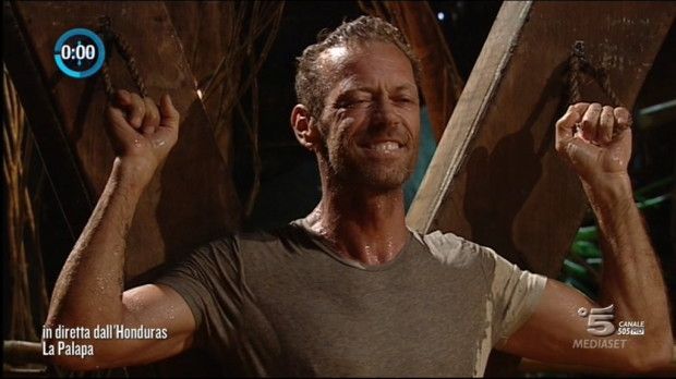 Rocco Siffredi vince la prova del fuoco e su twitter partono i doppi sensi