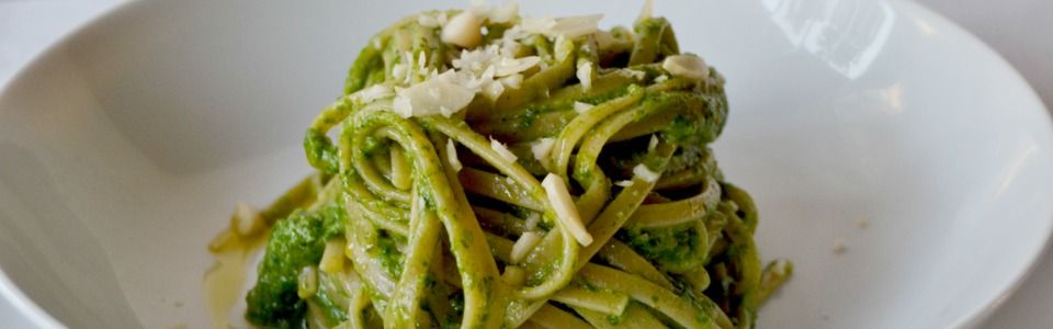 Linguine integrali con pesto di broccoletti e mandorle