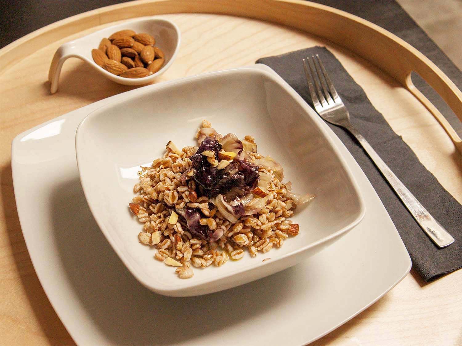 Insalata di farro con radicchio e mandorle