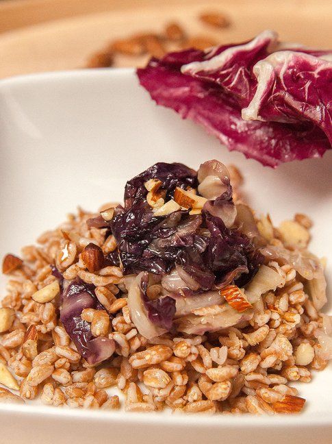 Farro con radicchio e mandorle saltate.