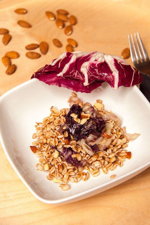 Farro con radicchio e mandorle.