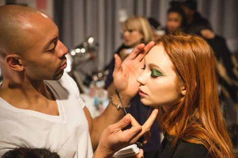 Uno dei make up artist all'opera - NYFW