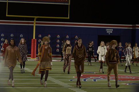 Sfilata dei 30 anni di Tommy Hilfiger ambientata in un campo da football