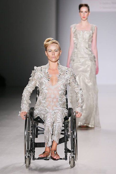 Modelle in sedia a rotelle e con arti artificiali alla NYFW - fonte: marieclair.it