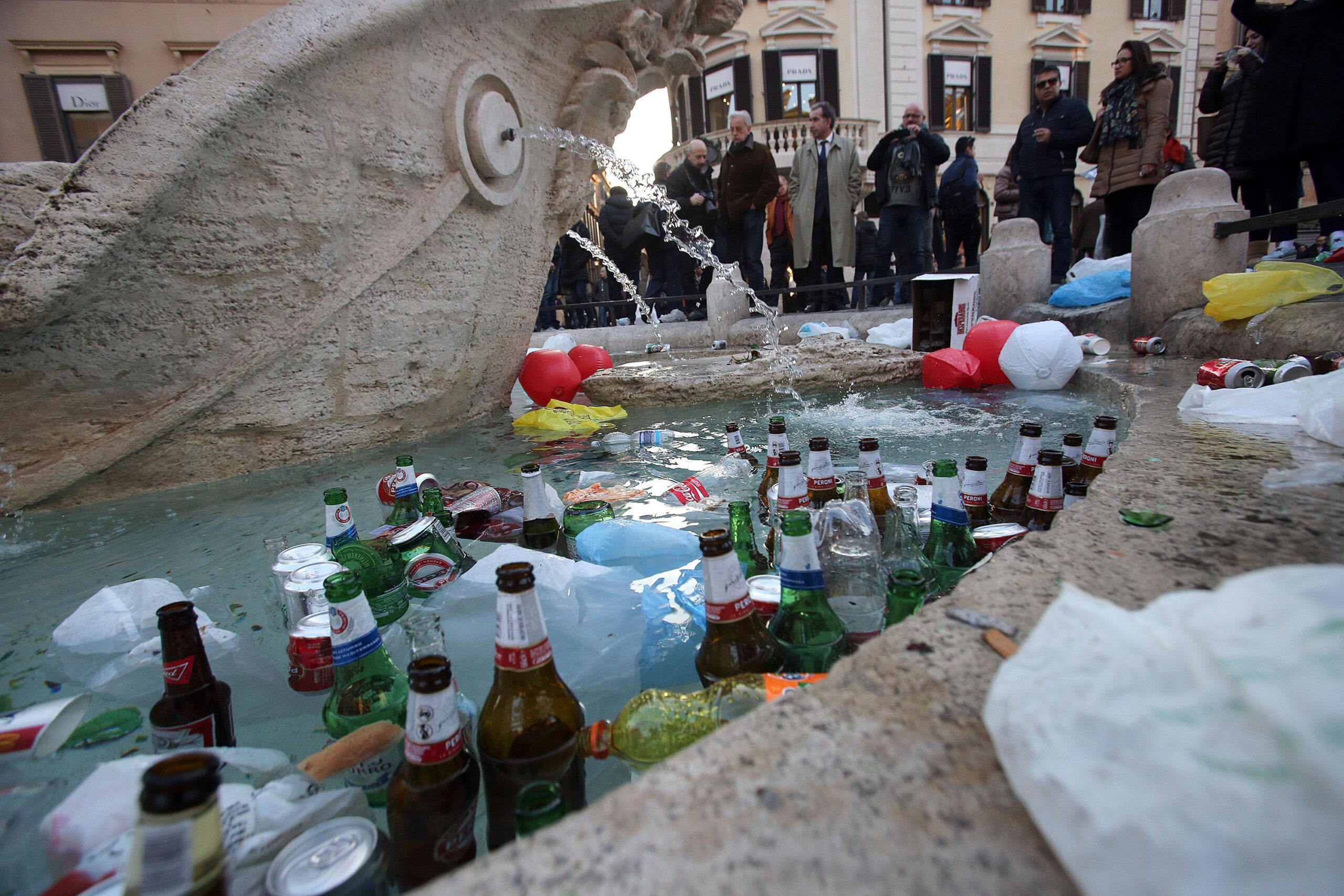 Danni alla Barcaccia del Bernini in Piazza di Spagna