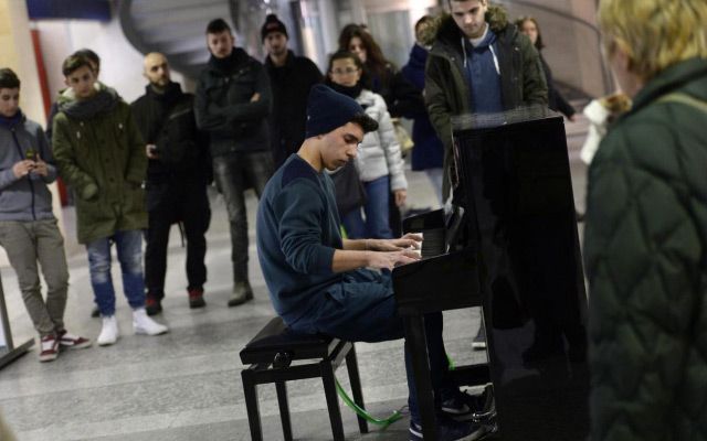 Un pianoforte pubblico nelle stazioni italiane
