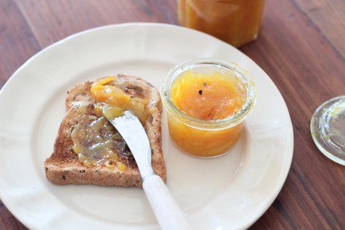 pane  e marmellata di arance, scorrette e cardamomo